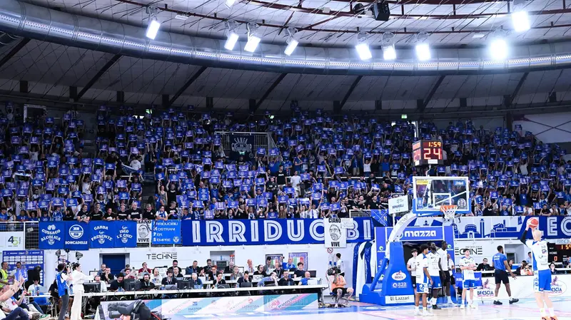 La curva rappresenta da sempre il settore con il tifo più caldo, così è anche al PalaLeonessa - Foto Newreporter Checchi © www.giornaledibrescia.it