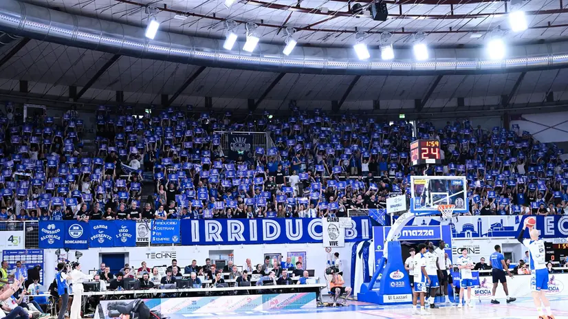 La curva rappresenta da sempre il settore con il tifo più caldo, così è anche al PalaLeonessa - Foto Newreporter Checchi © www.giornaledibrescia.it