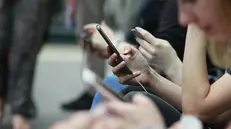 Giovani con lo smartphone