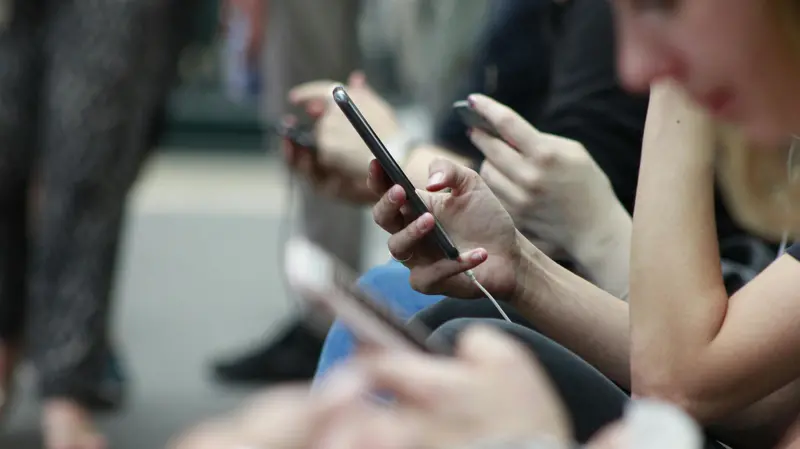 Giovani con lo smartphone