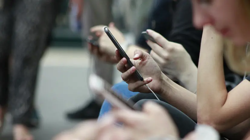 Giovani con lo smartphone