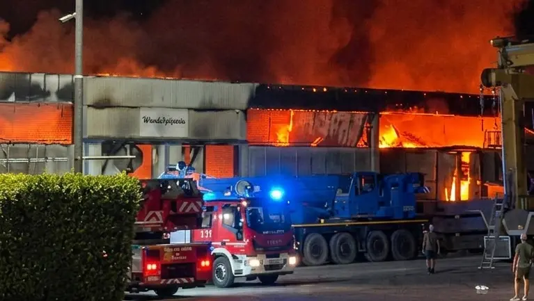 L'incendio alla Maxi Dolphin di Erbusco - © www.giornaledibrescia.it