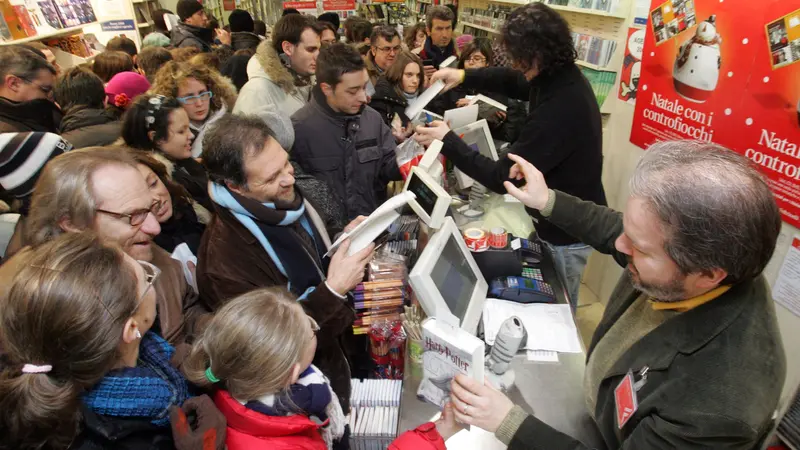 Harry Potter mania, prima di tutto letteraria: quando la Feltrinelli in corso Zanardelli apriva a mezzanotte per il lancio degli ultimi libri della saga - Foto Eden © www.giornaledibrescia.it