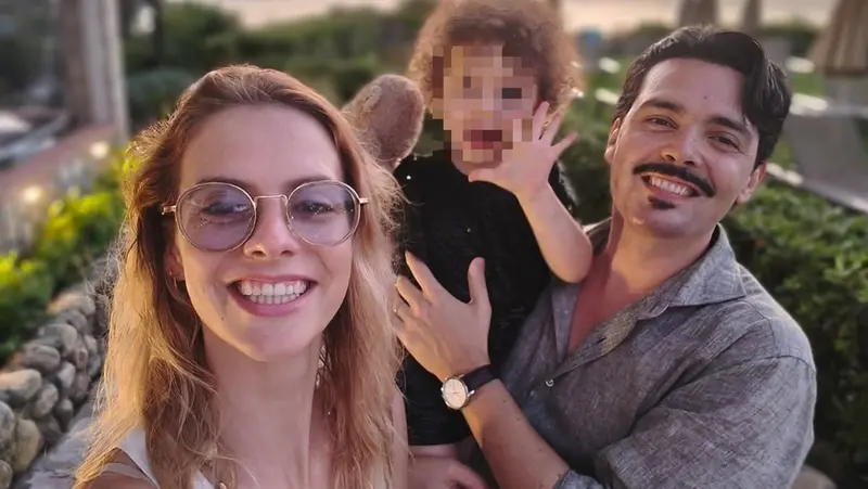 Elisa Balbo con il marito Luca Micheletti e la piccola Arianna