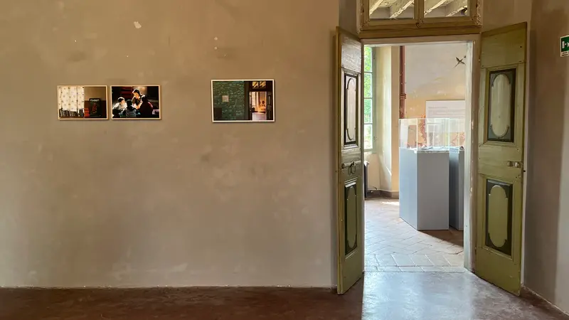 Una mostra temporanea (di Melina Mulas) al primo piano della cascina