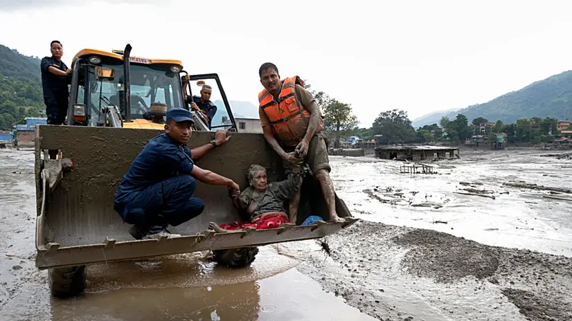 Una salvataggio in Nepal - Foto Epa © www.giornaledibrescia.it