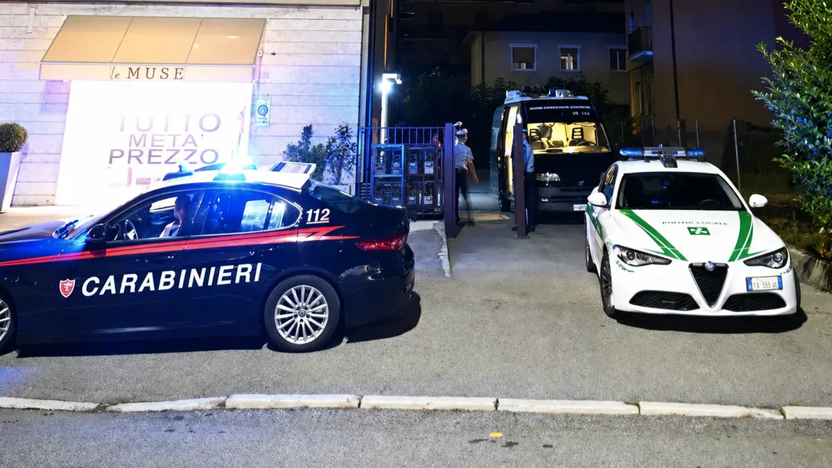 Le indagini nella palazzina dove è stata trovata la donna ormai priva di vita