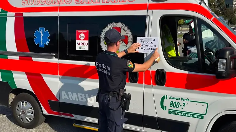 L'ambulanza messa sotto sequestro perché sprovvista di assicurazione © www.giornaledibrescia.it