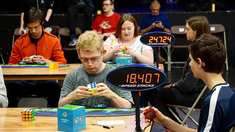 Una competizione di speedcubing