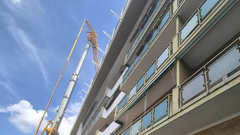 L'edificio dal quale è caduto l'attrezzo - © www.giornaledibrescia.it