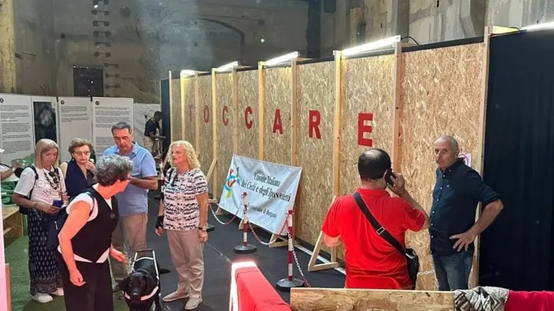 Il tunnel sensoriale allestito in un'altra città