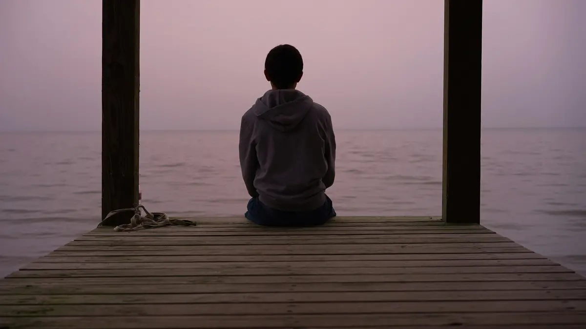 Un ragazzo davanti al mare