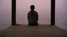 Un ragazzo davanti al mare