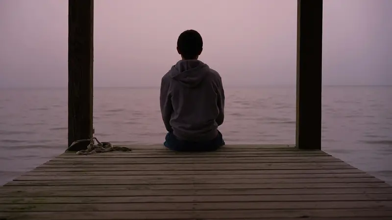 Un ragazzo davanti al mare