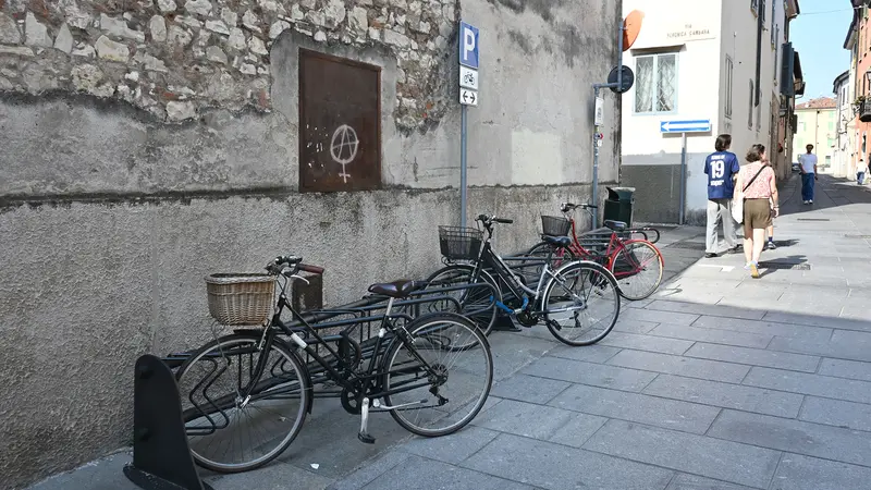 Alcune delle nuove rastrelliere in centro - foto Comune di Brescia/Christian Penocchio