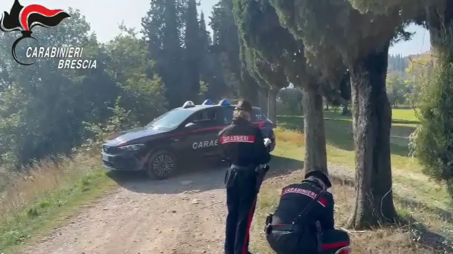 I carabinieri tra le campagne dove venne abbandonata la vittima