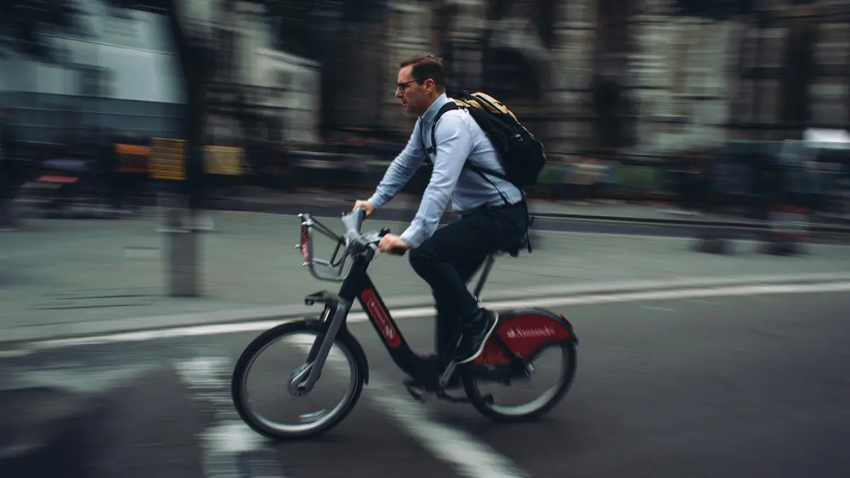 Un ciclista in sella ad una bicicletta elettrica