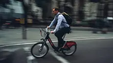 Un ciclista in sella ad una bicicletta elettrica