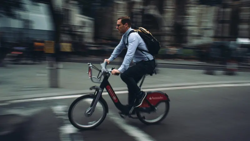 Un ciclista in sella ad una bicicletta elettrica