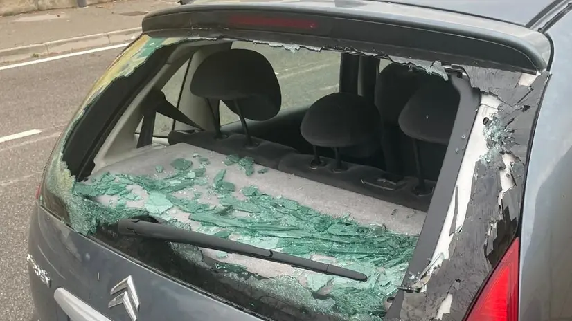 I vetri delle auto rotti dalla grandine