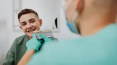 I denti possono diventare più bianchi con alcune accortezze