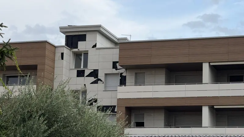 I danni della grandine su un palazzo a Castrezzato