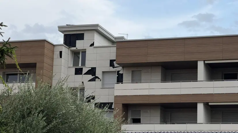 I danni della grandine su un palazzo a Castrezzato