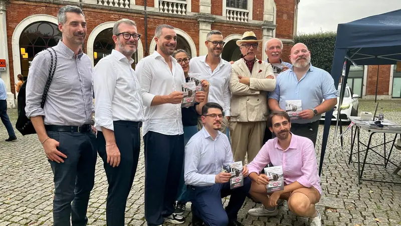 I rappresentanti del centrosinistra bresciano in stazione per la raccolta firme - © www.giornaledibrescia.it