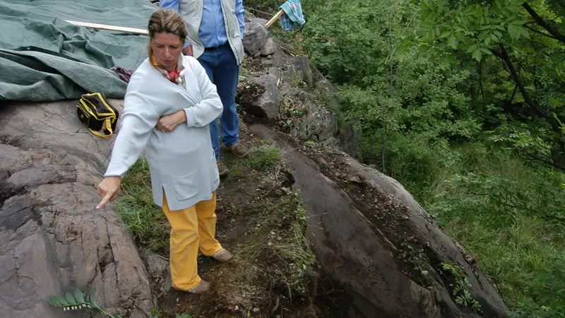 Tiziana Cittadini tra le rocce incise in Valle Camonica