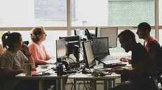 Alcune persone al lavoro