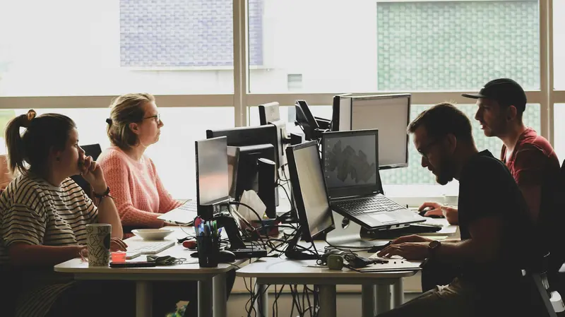 Alcune persone al lavoro
