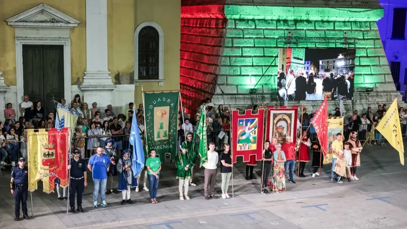 I vessilli delle squadre schierati in piazza - © www.giornaledibrescia.it