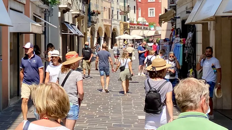 Turisti sul Garda - © www.giornaledibrescia.it