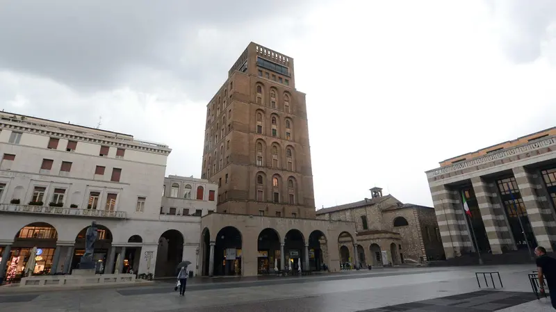 Il Torrione Ina oggi, in piazza Vittoria © www.giornaledibrescia.it