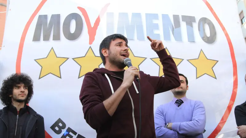 1) Grillino della prima ora, protagonista nelle piazze, alla Camera, poi lontano dall'arena ma non dalla politica, tra libri, teatro e reportage nel Sud del mondo, come quello su cui Alessandro Di Battista, 48 anni compiuti il 4 agosto, era impegnato a realizzare a Cuba, prima del malore. ANSA/STEFANO PORTA
