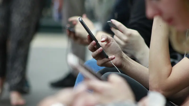 Giovani davanti ai loro smartphone