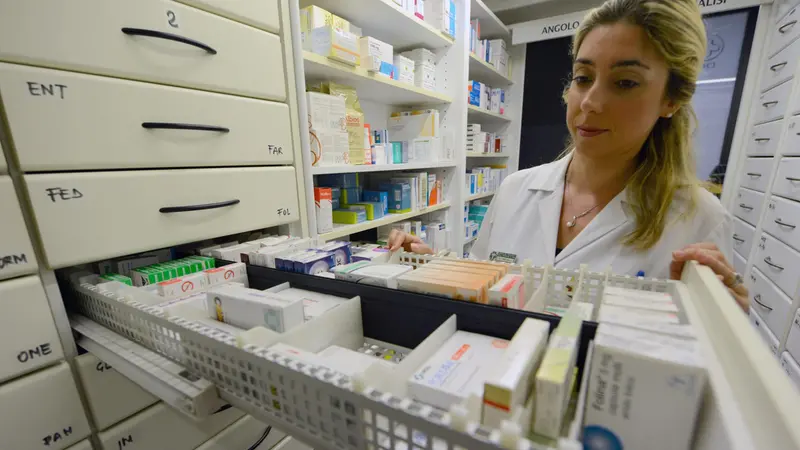Una farmacista al lavoro