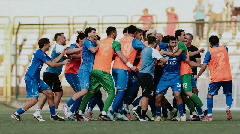 L'esultanza del Desenzano dopo il gol del pareggio contro la Pro Vercelli