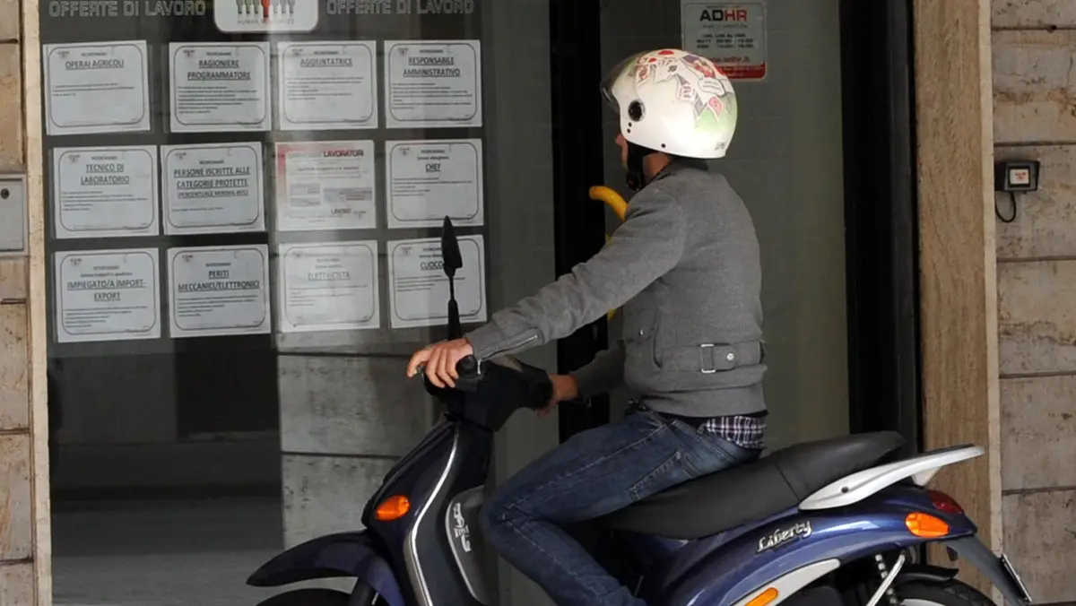 Una persona guarda offerte di lavoro (foto simbolica)