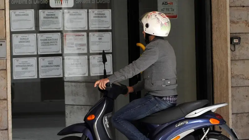 Una persona guarda offerte di lavoro (foto simbolica)