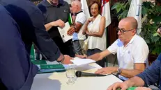 Massimiliano Romeo mentre firma copie del suo libro - © www.giornaledibrescia.it