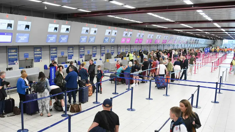 Viaggiatori al check-in in un aeroporto
