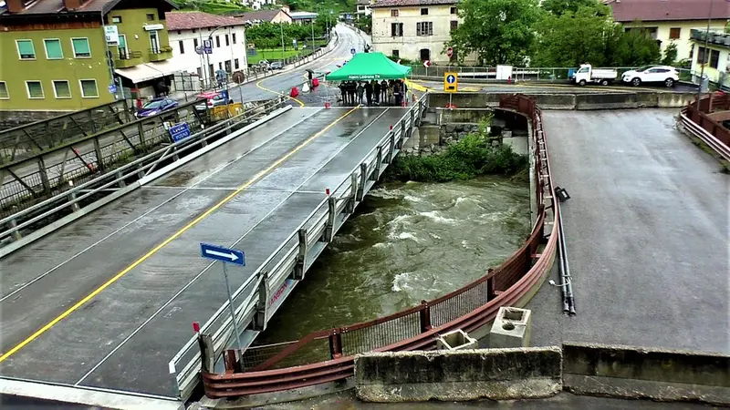 Il ponte storico e quello «provvisorio» installato a maggio 2024 - © www.giornaledibrescia.it