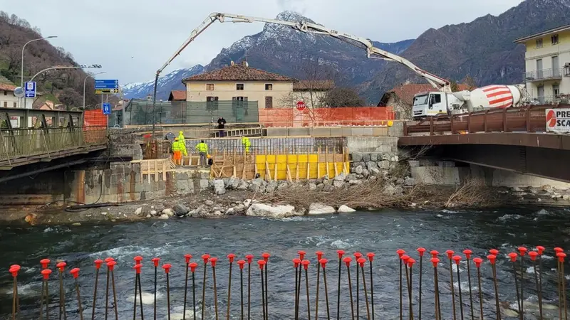 Tecnici all'opera nel cantiere - © www.giornaledibrescia.it