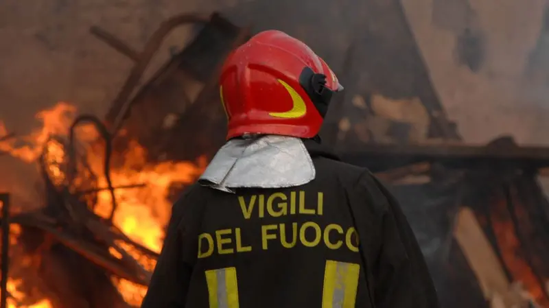 Un volontario dei Vigili del fuoco - © www.giornaledibrescia.it