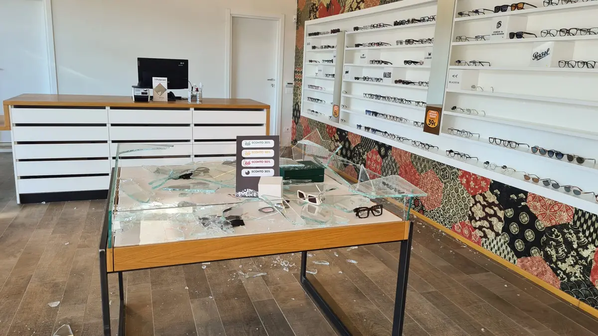 La spaccata nel negozio di ottica a Corte Franca