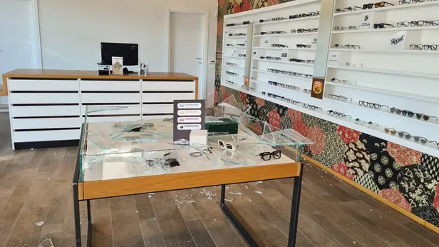 La spaccata nel negozio di ottica a Corte Franca