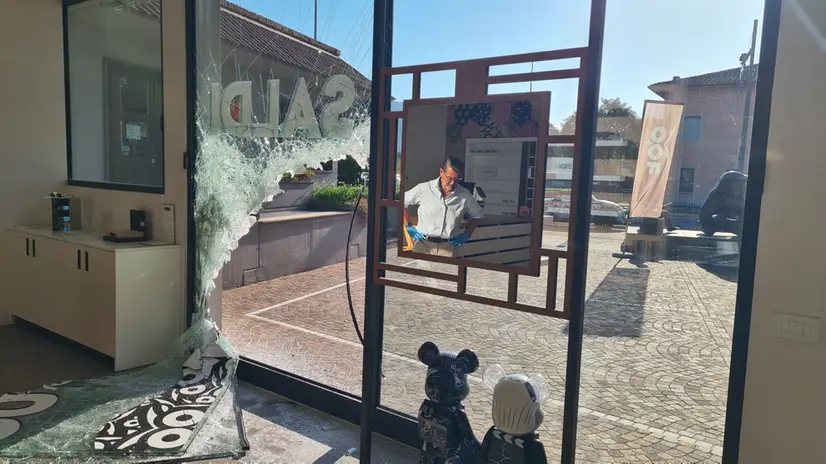 La spaccata nel negozio di ottica a Corte Franca