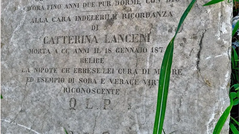La lapide che restituisce un pezzo di storia dell'Ottocento