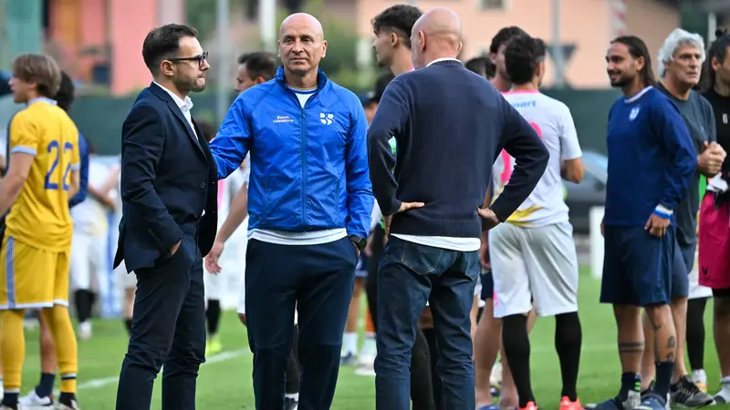 Corini tra il diesse Ferretti e il direttore dell’area tecnica Pederzoli - © www.giornaledibrescia.it